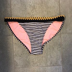 No Boundaries striped swim bottoms size M